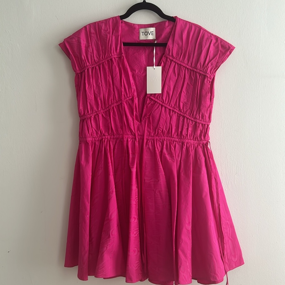 TOVE Fuchsia Pink Short Sleeve V-Neck Gathered Waist Dress - Picture 2 of 4
